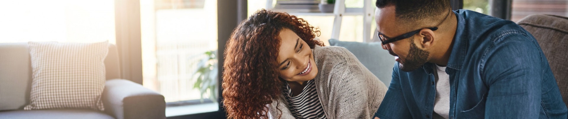 Man en vrouw berekenen de uitgaven aan de koffietafel